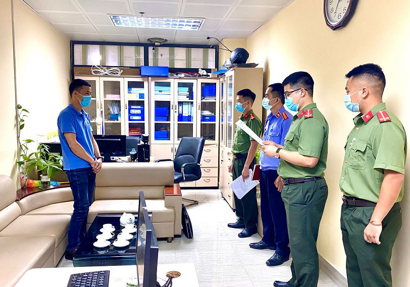 Cơ quan chức năng đọc các quyết định với đối tượng Lý Văn Nguyên. Ảnh: Công an Lạng Sơn.