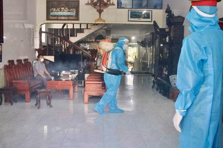 Lực lượng chức năng khử khuẩn nơi ở của chủ nhà xe Đức Nguyện.