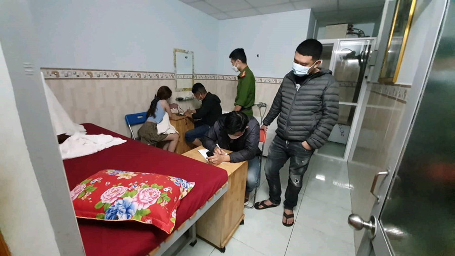 Lực lượng chức năng bắt quả tang các cô gái đang bán dâm cho khách (ảnh: SĐ).