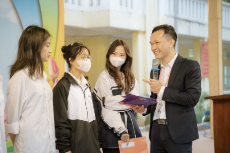 Diễn giả Nguyễn Xuân Tiệp chia sẻ về hiệu quả khi áp dụng phương pháp quản lý tài chính cá nhân với học sinh trường THPT Thanh Oai A (Huyện Thanh Oai). Diễn giả Nguyễn Xuân Tiệp chia sẻ về hiệu quả khi áp dụng phương pháp quản lý tài chính cá nhân với học sinh trường THPT Thanh Oai A (Huyện Thanh Oai).