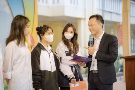 Diễn giả Nguyễn Xuân Tiệp chia sẻ về hiệu quả khi áp dụng phương pháp quản lý tài chính cá nhân với học sinh trường THPT Thanh Oai A (Huyện Thanh Oai).