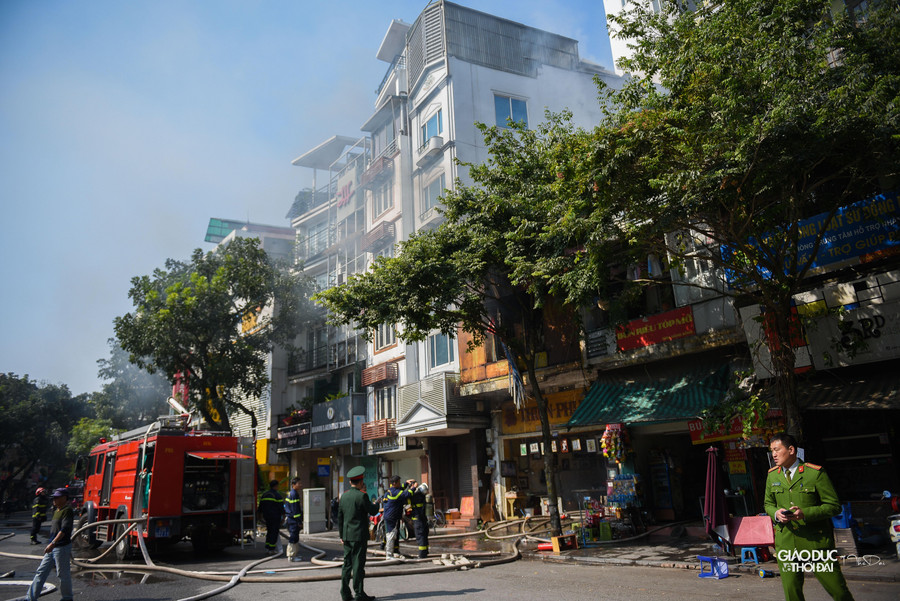 Hiện trường đám cháy tại số 240b Hàng Bông. Hiện trường đám cháy tại số 240b Hàng Bông.