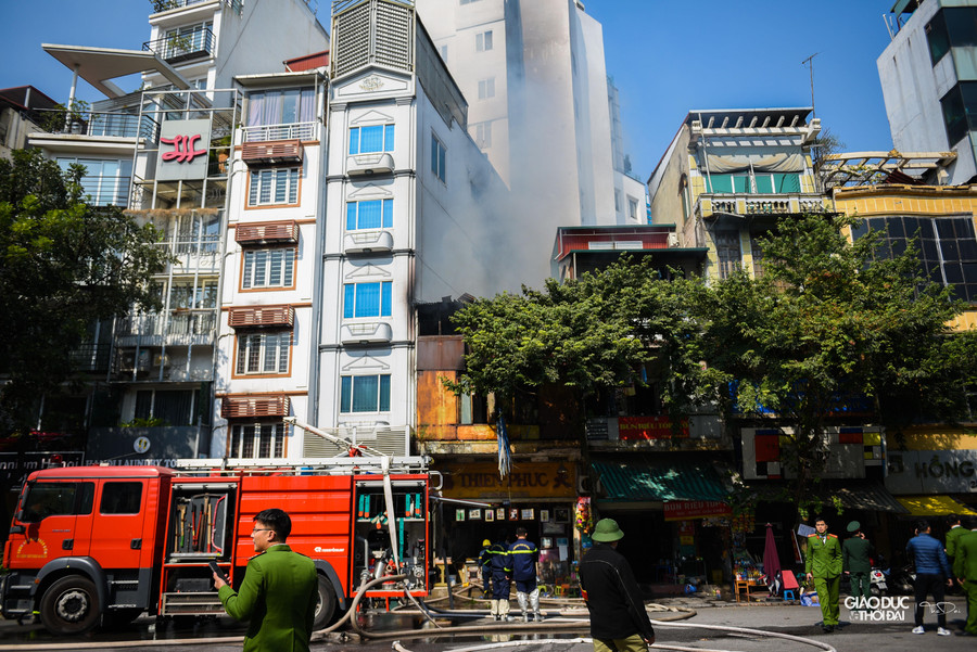 Ngay sau khi nhận được tin báo lực lượng chức năng đã có mặt tại hiện trường để tiến hành dập lửa. Ngay sau khi nhận được tin báo lực lượng chức năng đã có mặt tại hiện trường để tiến hành dập lửa.