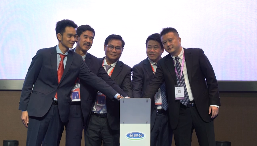 Đại diện Sở Thương mại Hồ Nam, Hiệp hội sữa Việt Nam, Vinamilk và đối tác cùng thực hiện nghi thức ra mắt thương hiệu Vinamilk thiết kế riêng cho thị trường Trung Quốc