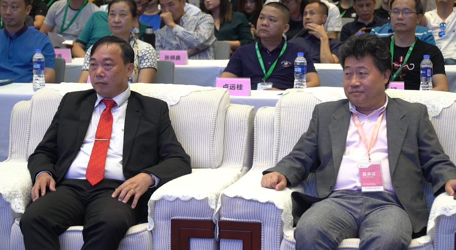 Ông Phạm Văn Duy, Phó Cục trưởng Cục chế biến & Phát triển Thị trường Nông sản Việt Nam và ông Châu Văn, Đại diện Hiệp hội Xuất nhập khẩu Nông thực phẩm chăn nuôi Trung Quốc tham dự sự kiện