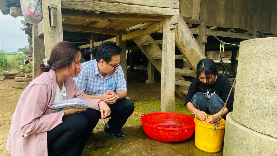 Thầy cô giáo ở Đắk Lắk đến tận nhà vận động học sinh ra lớp. (Ảnh: TT) Thầy cô giáo ở Đắk Lắk đến tận nhà vận động học sinh ra lớp. (Ảnh: TT)