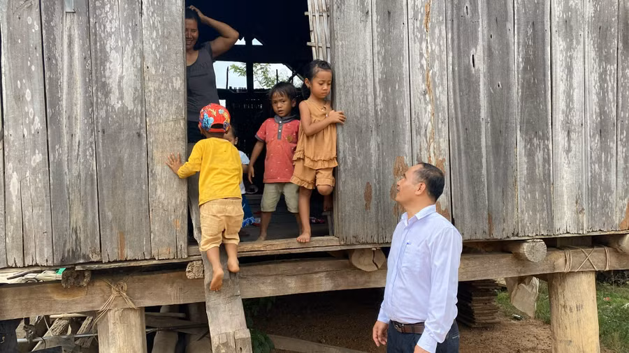 Thầy giáo Y Thắng Rơ Chăm (huyện Lắk) đến vận động người dân ra lớp. (Ảnh: TT)
