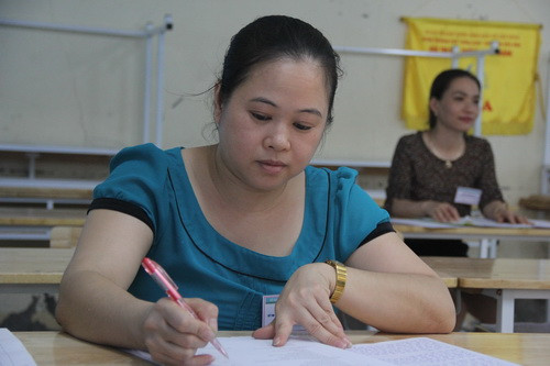 Cán bộ chấm thi THPT quốc gia 2018 của tỉnh Hòa Bình miệt mài đọc từng bài thi của thí sinh