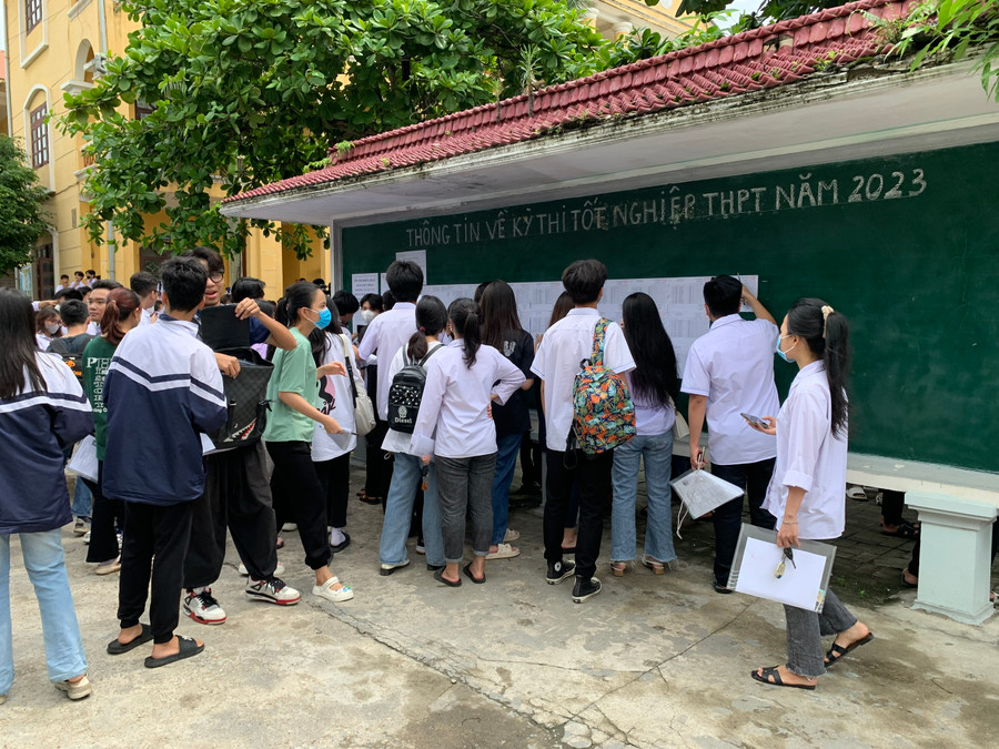 Từ 6h sáng thí sinh đã có mặt ở điểm thi Trường THPT A Phủ Lý.