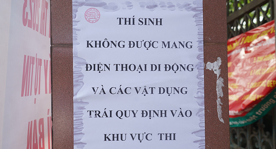 Các điểm thi đều có bảng thông báo nhắc nhở tránh vi phạm quy chế thi. Các điểm thi đều có bảng thông báo nhắc nhở tránh vi phạm quy chế thi.