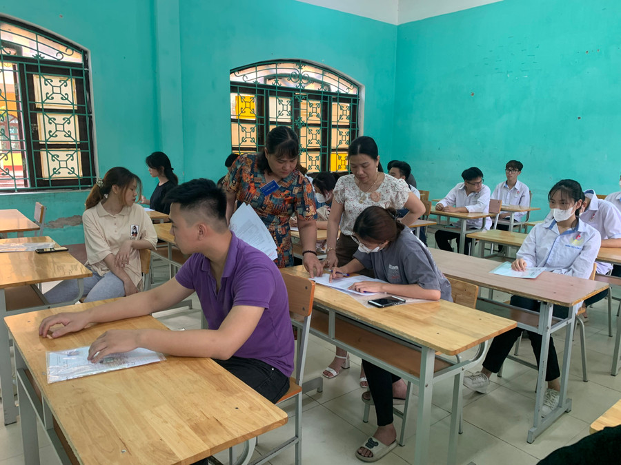 Đối chiếu, kiểm tra hồ sơ thí sinh tại các phòng thi. Đối chiếu, kiểm tra hồ sơ thí sinh tại các phòng thi.