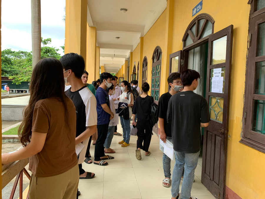 Thí sinh đến sớm chờ đến giờ gọi vào phòng thi. Thí sinh đến sớm chờ đến giờ gọi vào phòng thi.