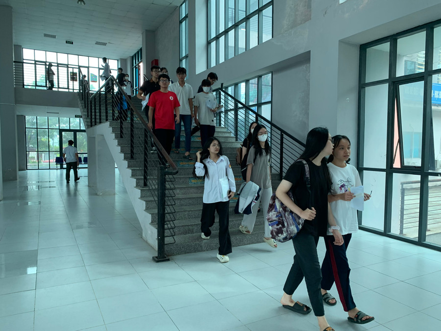 Những thí sinh tại điểm thi Trường THPT chuyên Hà Nam vui vẻ kết thúc 2 ngày &quot;vượt vũ môn&quot;.