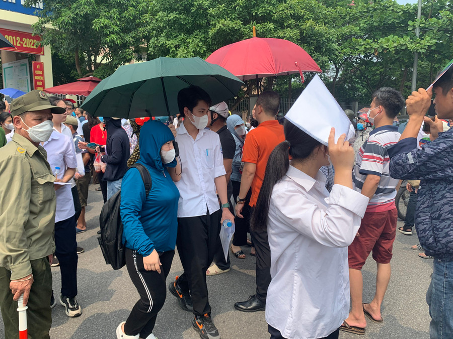 Phụ huynh đón con về nghỉ ngơi chuẩn bị cho buổi thi cuối cùng chiều nay. Phụ huynh đón con về nghỉ ngơi chuẩn bị cho buổi thi cuối cùng chiều nay.