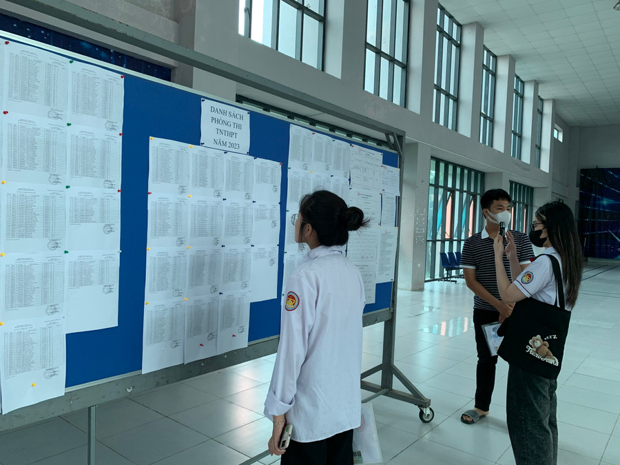 Những thí sinh đầu tiên đến điểm thi Trường THPT chuyên Biên Hòa chiều 29/6. Những thí sinh đầu tiên đến điểm thi Trường THPT chuyên Biên Hòa chiều 29/6.