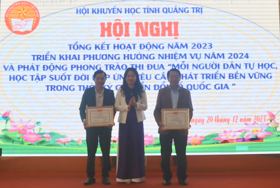 Chủ tịch Hội khuyến học tỉnh tặng giấy khen cho 2 tập thể có thành tích nổi bật. Chủ tịch Hội khuyến học tỉnh tặng giấy khen cho 2 tập thể có thành tích nổi bật.