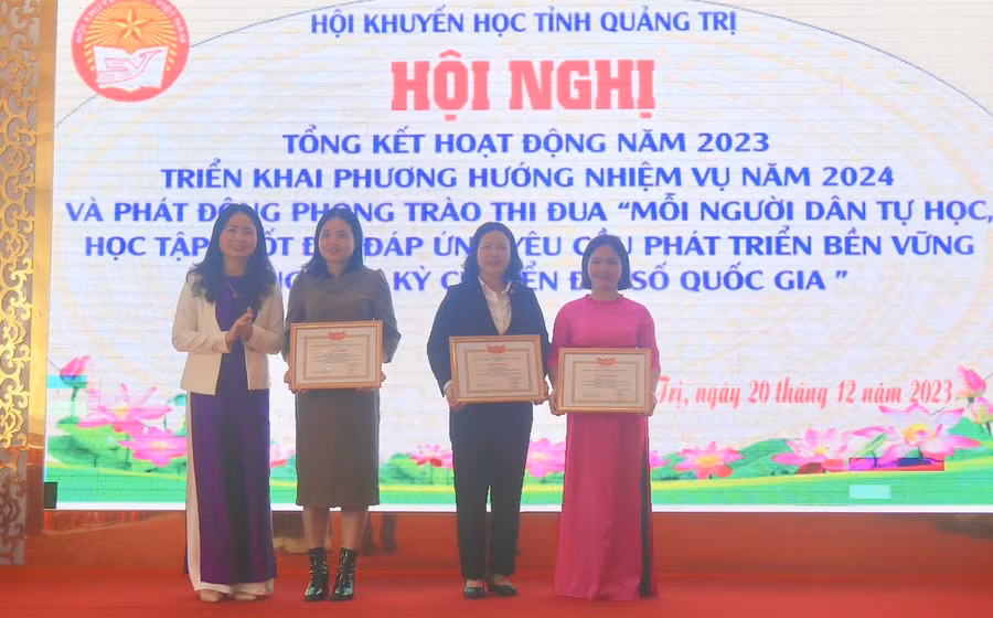 Khen thưởng 3 cá nhân có thành tích trong công tác khuyến học. Khen thưởng 3 cá nhân có thành tích trong công tác khuyến học.