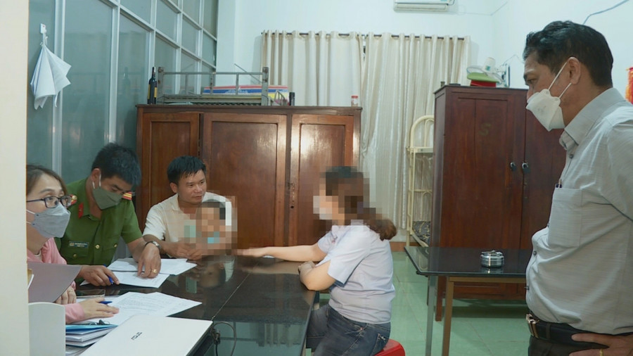 Cơ quan chức năng làm việc với bà Phượng. Cơ quan chức năng làm việc với bà Phượng.