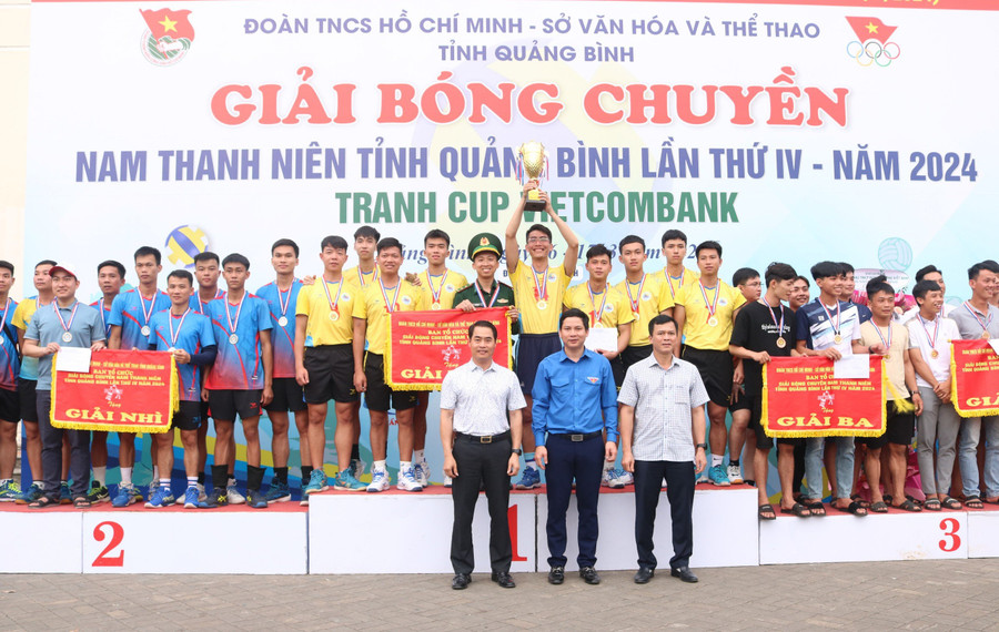 14 đội bóng trên toàn tỉnh đã thi đấu với tinh thần thể thao đầy nhiệt huyết. 14 đội bóng trên toàn tỉnh đã thi đấu với tinh thần thể thao đầy nhiệt huyết.