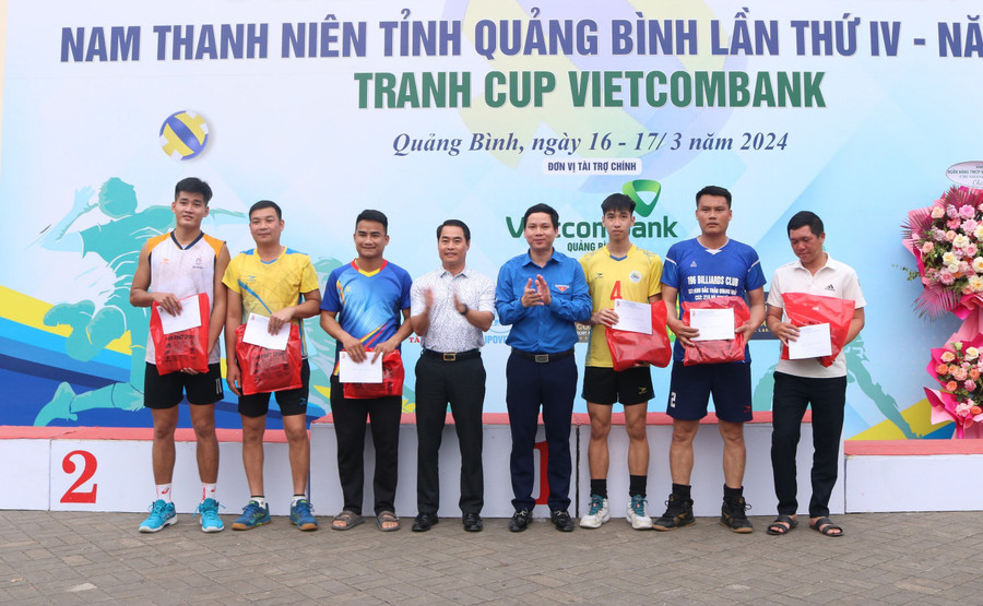 Ban tổ chức trao giải cho 6 cá nhân có thành tích thi đấu xuất sắc. Ban tổ chức trao giải cho 6 cá nhân có thành tích thi đấu xuất sắc.