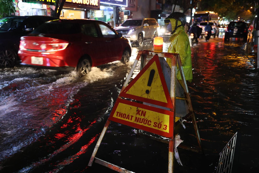 Đơn vị thoát nươc Hà Nội túc trực ngoài đường để xử lý các điểm ngập.