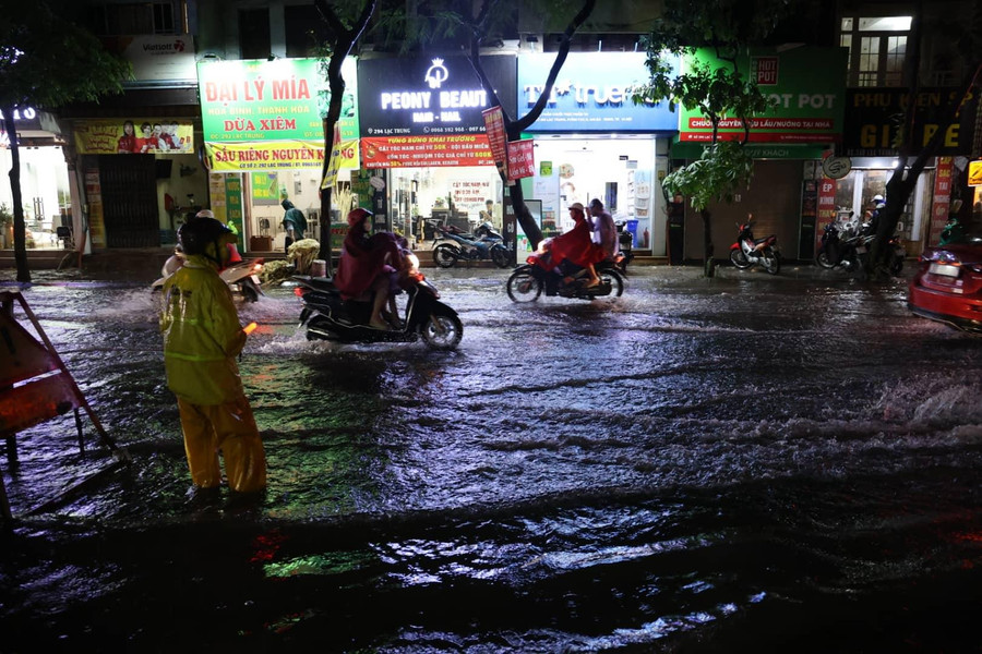 Tại phố Lạc Trung (Hai Bà Trưng - Hà Nội) mưa đúng giờ tan tầm đã khiến các phương tiện di chuyển khó khăn.