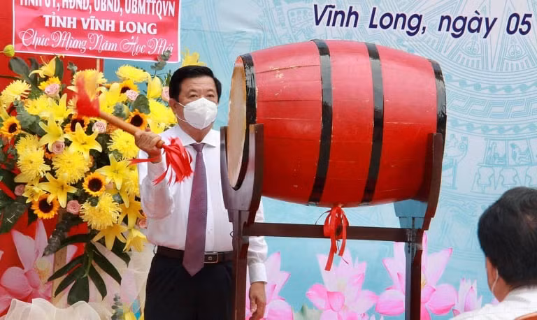 Ông Bùi Văn Nghiêm, Bí thư Tỉnh uỷ Vĩnh Long đánh trống khai giảng năm học mới.