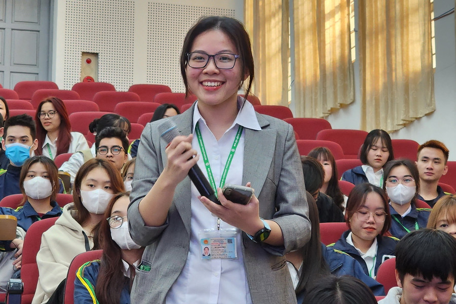 Sinh viên Học viện Nông nghiệp Việt Nam đặt câu hỏi giao lưu với các hai Thứ trưởng Bộ Nông nghiệp Hoa kỳ và các diễn giả. Sinh viên Học viện Nông nghiệp Việt Nam đặt câu hỏi giao lưu với các hai Thứ trưởng Bộ Nông nghiệp Hoa kỳ và các diễn giả.