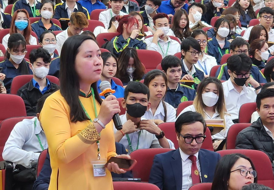 Giảng viên giao lưu với hai Thứ trưởng Bộ Nông nghiệp Hoa Kỳ. Giảng viên giao lưu với hai Thứ trưởng Bộ Nông nghiệp Hoa Kỳ.