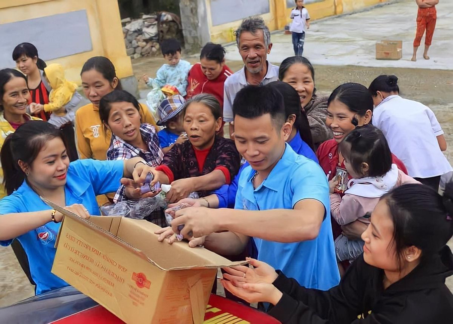 Chị Nhung luôn nỗ lực, tích cực hỗ trợ những người có hoàn cảnh khó khăn. Chị Nhung luôn nỗ lực, tích cực hỗ trợ những người có hoàn cảnh khó khăn.