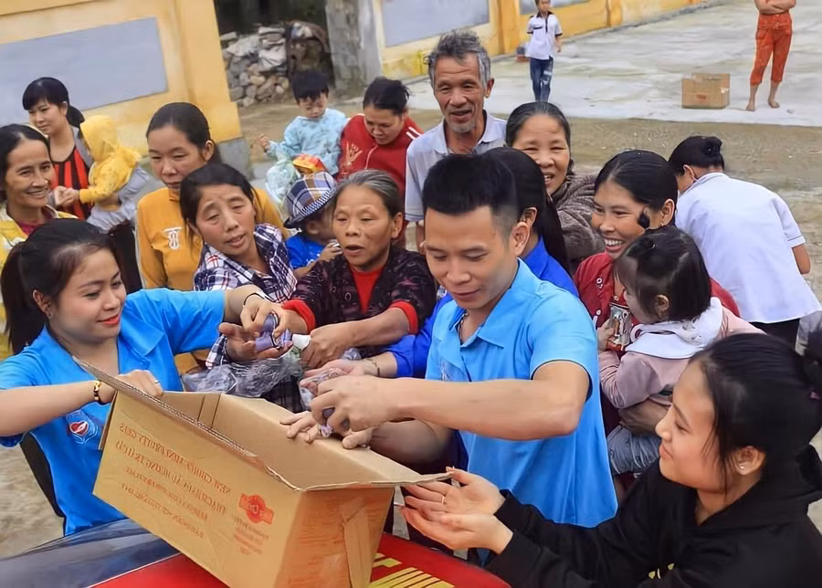 Chị Nhung luôn nỗ lực, tích cực hỗ trợ những người có hoàn cảnh khó khăn.