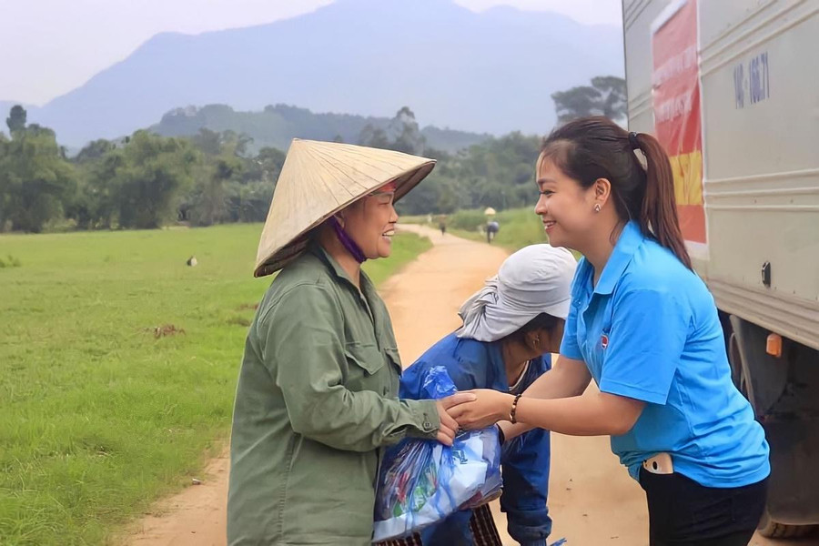 Chị Nhung tích cực tham gia các hoạt động thiện nguyện. Chị Nhung tích cực tham gia các hoạt động thiện nguyện.