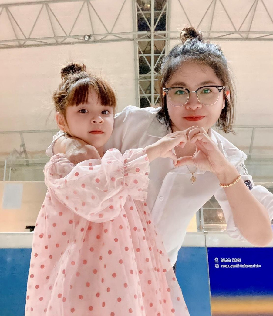 Hai mẹ con chị Nhung. Hai mẹ con chị Nhung.