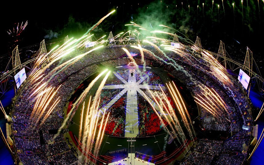 Những hình ảnh ấn tượng trong tuần ảnh 2 Fireworks explode over the Olympic Stadium during the closing ceremony