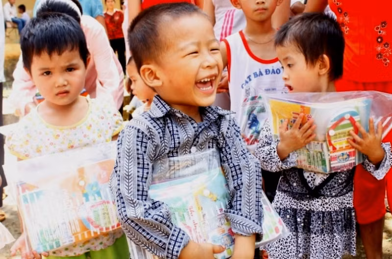 ChildFund trao quà mừng năm học mới cho HS nghèo Cao Bằng