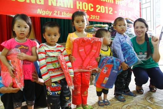 Những chiếc cặp này sẽ thay túi nilon mà hàng ngày các em phải dùng để đựng sách vở đi học Những chiếc cặp này sẽ thay túi nilon mà hàng ngày các em phải dùng để đựng sách vở đi học