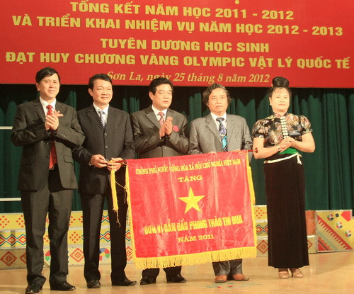 Sở GD-ĐT Sơn La nhận Cờ thi đua của Thủ tướng Chính phủ. Ảnh, gdtd.vn