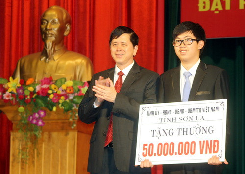 Phó bí thư tỉnh ủy Sơn La, Chủ tịch UBND tỉnh Cầm Ngọc Minh tặng thưởng cho học sinh Ngô Phi Long đã xuất sắc đạt Huy chương vàng Olympic Vật lý Quốc tế. Ảnh, gdtd.vn