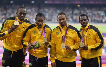 Usain Bolt và các đồng đội trên bục nhận HCV