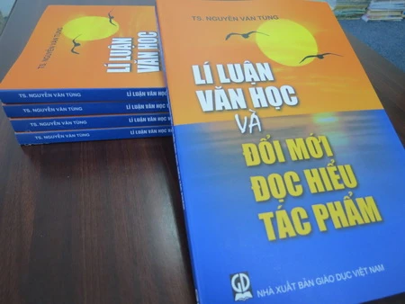 &quot;Lí luận văn học và đổi mới đọc hiểu tác phẩm&quot;