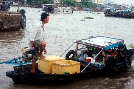 Ngày nay, dù mạng lưới giao thông đường bộ đã phát triển nhưng chợ nổi vẫn tồn tại và phát triển ngày một sầm uất hơn