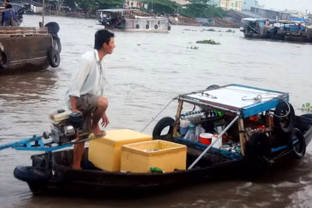 Ngày nay, dù mạng lưới giao thông đường bộ đã phát triển nhưng chợ nổi vẫn tồn tại và phát triển ngày một sầm uất hơn