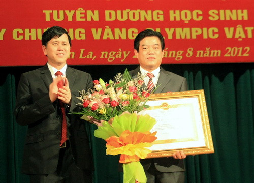 Giám đốc Sở GD-ĐT Sơn La Hoàng Tiến Đức đón nhận Huân chương Lao động hạng 3 của Chủ tịch nước trao tặng. Ảnh, gdtd.vn