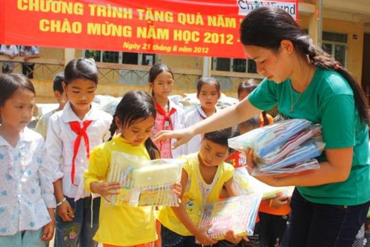 ChildFund trao quà mừng năm học mới cho HS nghèo Cao Bằng ảnh 3 Những phần quà được các thầy cô giáo trong trường trao cho các em