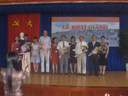 Bồi dưỡng giảng viên cốt cán về phương pháp giảng dạy Tiếng Anh Tiểu học