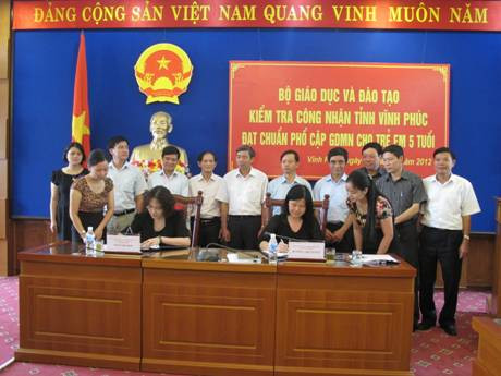 Đại diện Bộ GD-ĐT và UBND tỉnh Vĩnh Phúc ký kết biên bản công nhận đạt chuẩn PCGDMN trẻ 5 tuổi. Đại diện Bộ GD-ĐT và UBND tỉnh Vĩnh Phúc ký kết biên bản công nhận đạtchuẩn PCGDMN trẻ 4 tuổi.