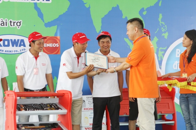 ĐH Thành Đô đứng đầu khối các trường ĐH tại cuộc thi lái xe sinh thái ảnh 1 Tổng GĐ Honda VN - ông Masayuki Igarashi trao giải cho các đội đoạt giải