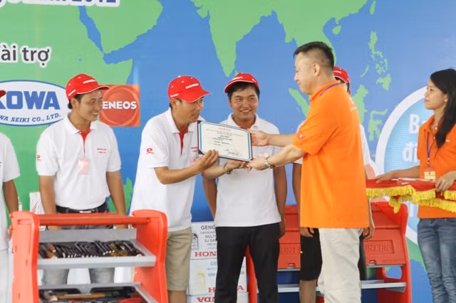 ĐH Thành Đô đứng đầu khối các trường ĐH tại cuộc thi lái xe sinh thái ảnh 1 Tổng GĐ Honda VN - ông Masayuki Igarashi trao giải cho các đội đoạt giải