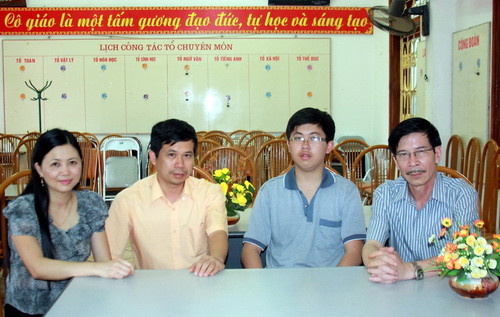 Gia đình em Ngô Phi Long chụp ảnh chung với hiệu trưởng trường THPT chuyên Sơn La Cầm Duy Thịnh (ngoài cùng, bên phải).