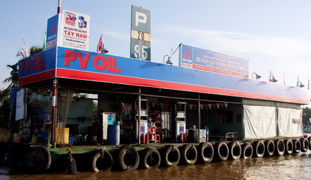 Trên chợ nổi còn có đẩy đủ các dịch vụ xăng dầu nhằm phục vụ cho khách hàng.